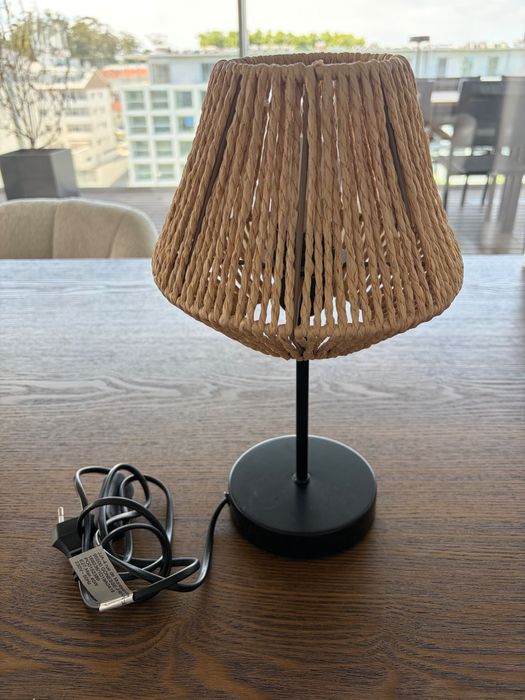 Candeeiro de mesa em fibras naturais + base metálica preta | 33 cm | Luz ambiente acolhedora