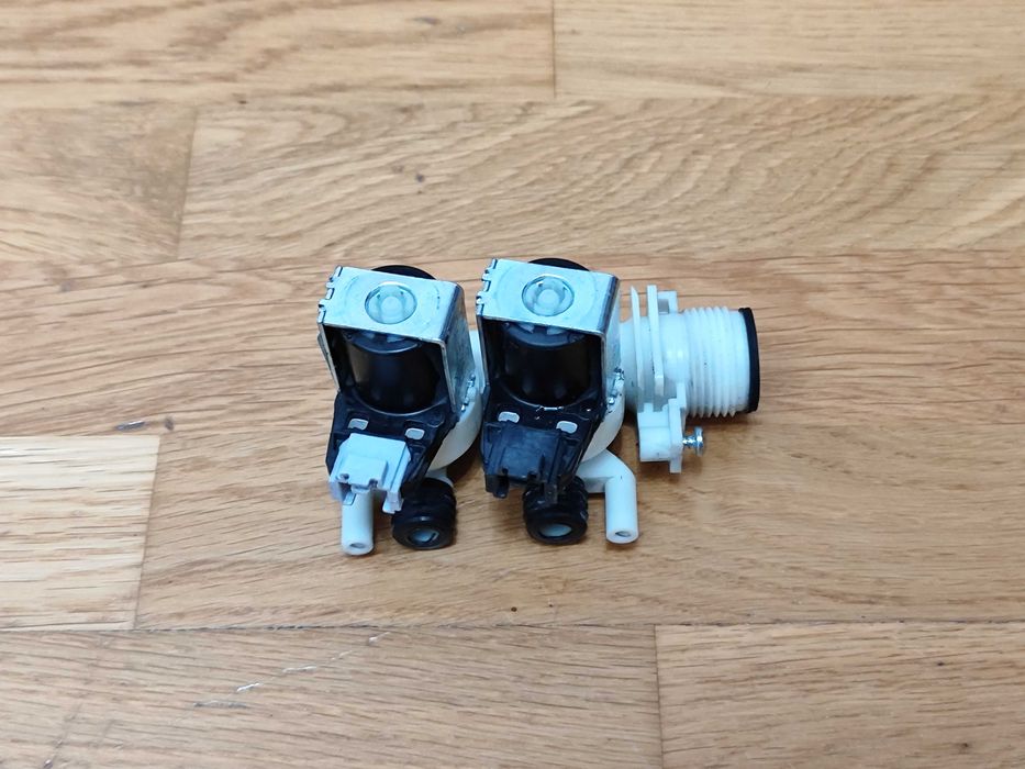 Indesit IWSC 51051 Elektrozawór Podwójny