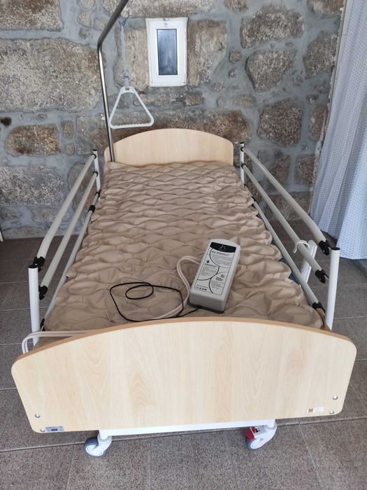 Cama elétrica, articulada e com colchão anti-escaras