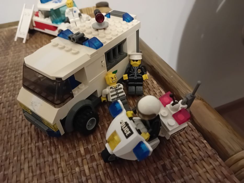 Lego City Policja, Straż, budowa pogotowie