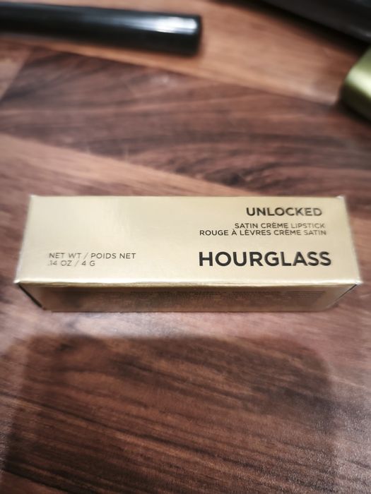 Помада Hourglass