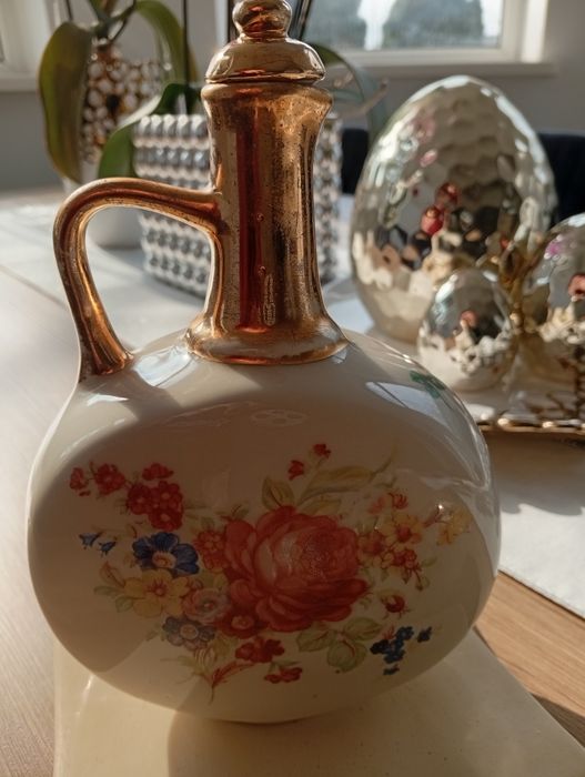 Porcelanowa karafka w stylu vintage