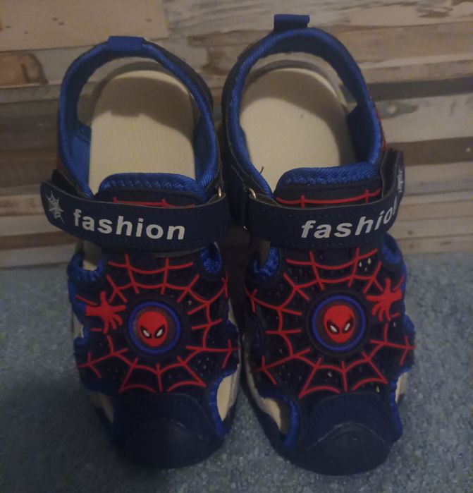 Vende se sandalias do Homem Aranha nr.32.