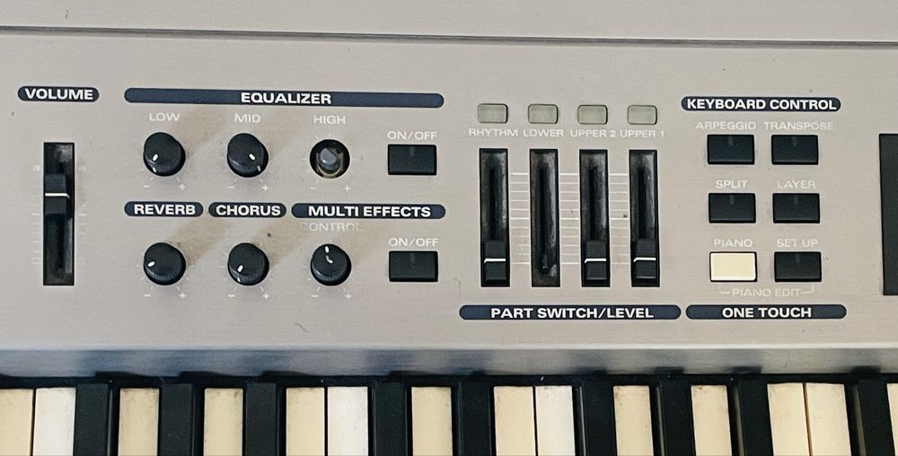 Roland RD-700 (Piano Digital) PACK COMPLETO: Suporte X + Pedal + Cabos