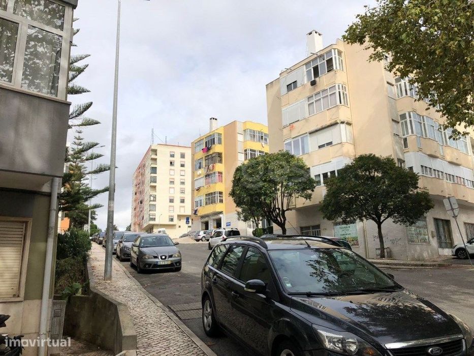Loja com 210m² em cave com acesso direto à rua