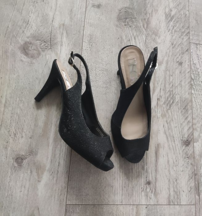 Seksowne szpilki 38 sandałki z połyskiem WideFit