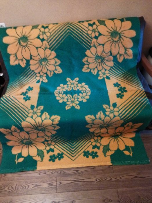 Продам одеяло, комплект постельного белья и велюровое покрывало.