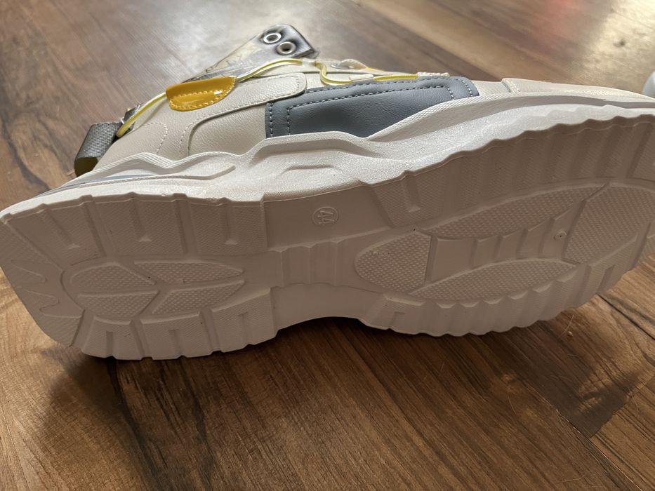 Продам красовки стелька 27 см