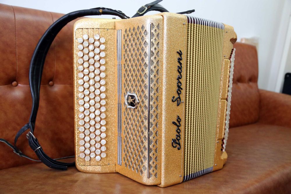 Acordeão dourado com botões Paolo Soprani