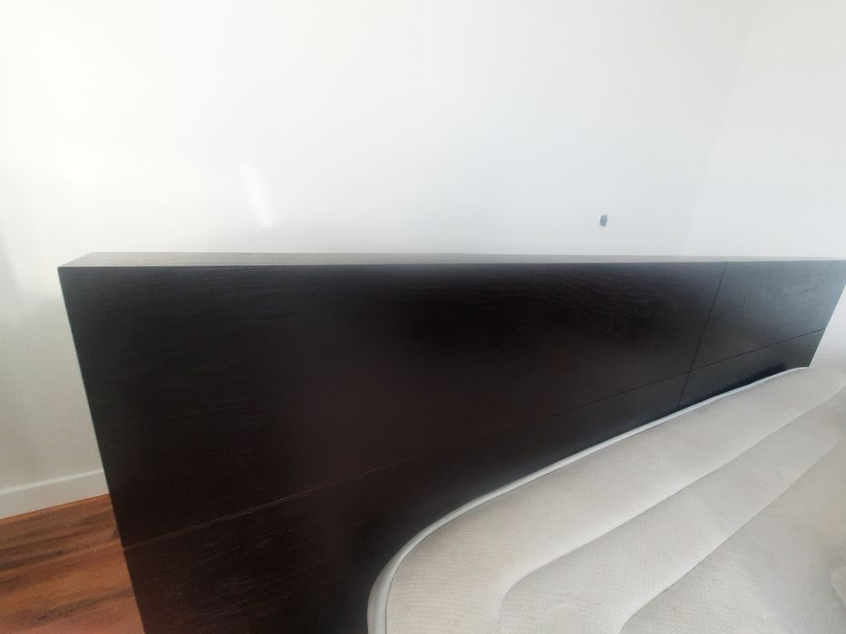 Cama de casal e mesas de cabeceira