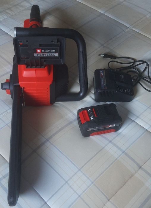 Serra elétrica + carregador+ bateria+ 4,5 litros óleo