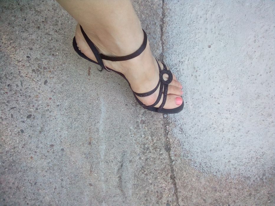 Sandálias, sapatos pretos de salto quase novas(o)!