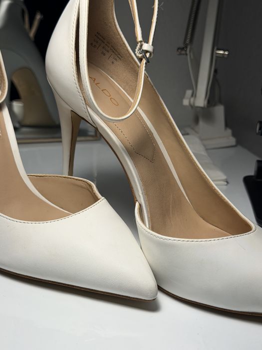 Saltos brancos estilo escarpin da aldo
