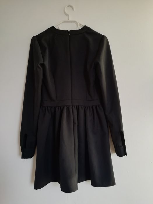 elegancka sukienka mała czarna z kieszeniami głęboki dekolt