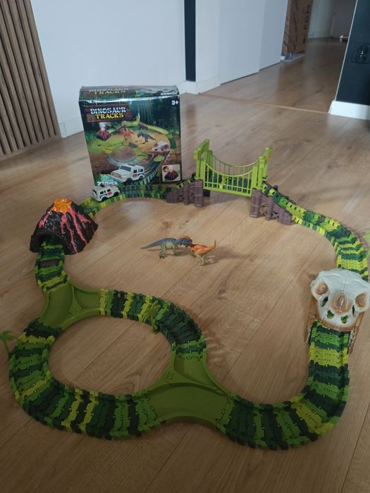 Dinosaur tracks tor z dinozaurami wulkan