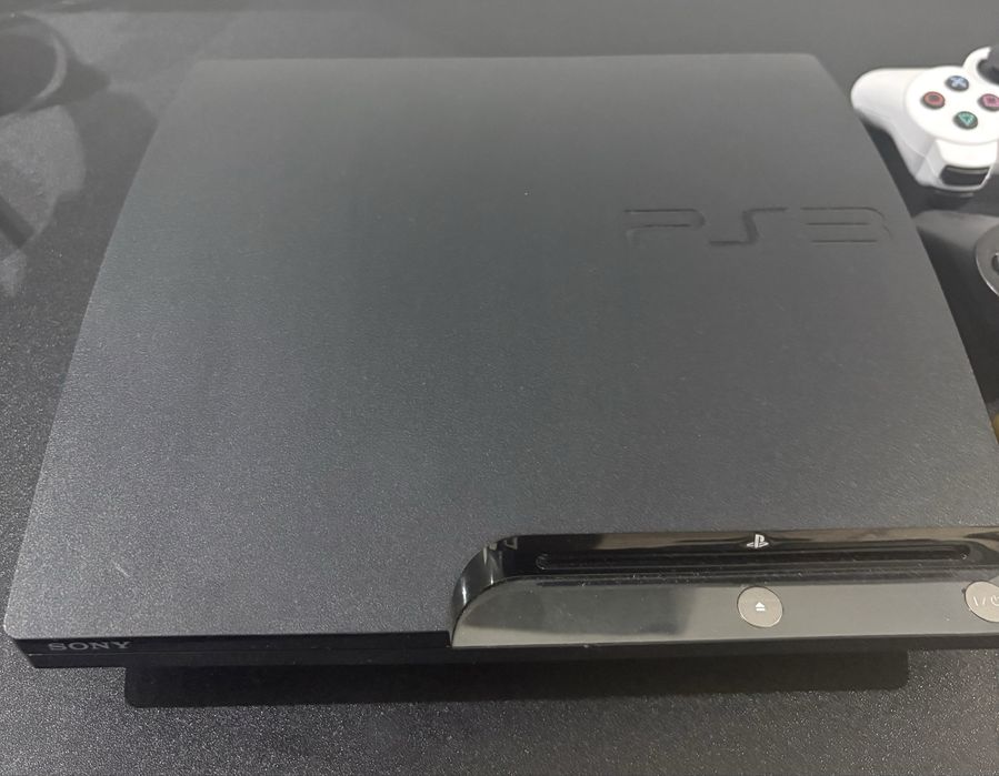 PS3 Slim + 3 Comandos + 5 Jogos (Max Payne 3, Mortal Kombat, Castlevania 1&2, Enslaved) - 100€