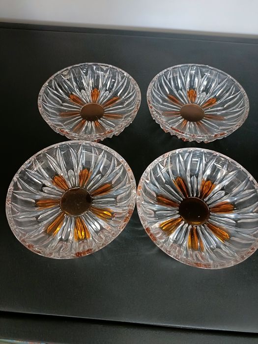 Miseczki z pomarańczowymi wstawkami