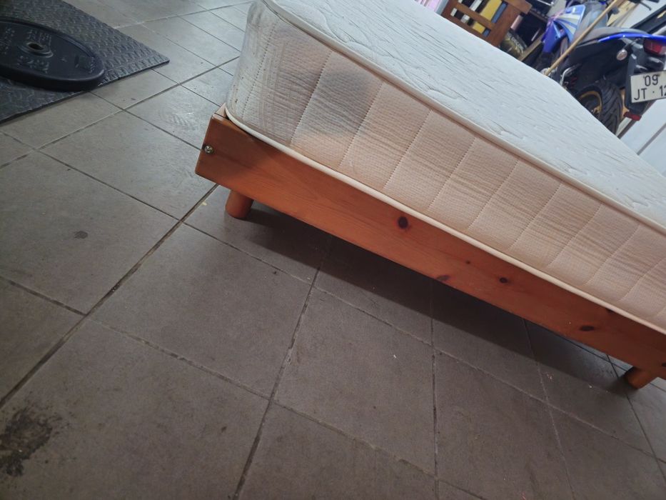 Cama e colchão ikea
