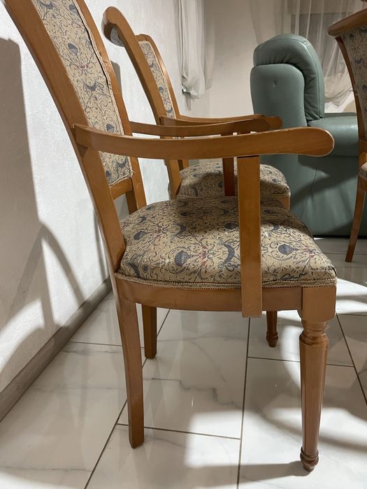 Стілець в наявності 4 штуки