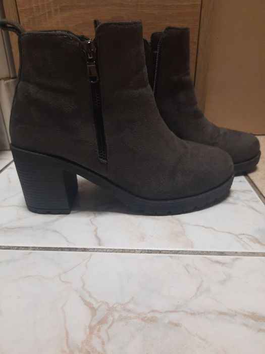 Botki na słupku szare roz.36