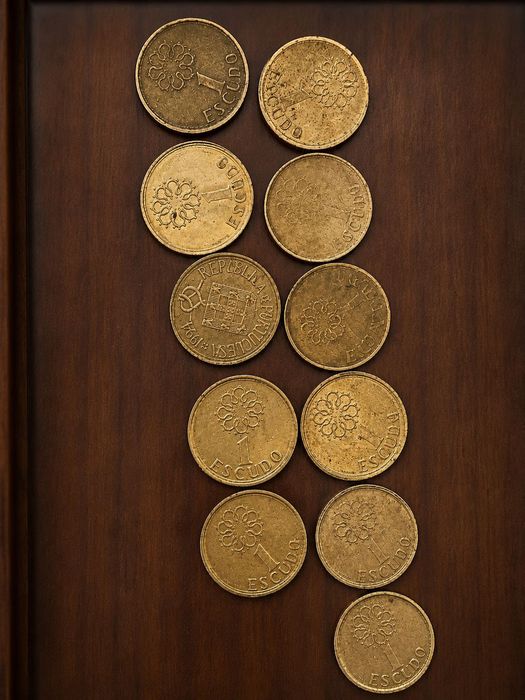 Coleção de 11 moedas de 1 Escudo (1986–1999), apenas em falta os anos 1995, 1997 e 1998. Ideal para completar coleção.