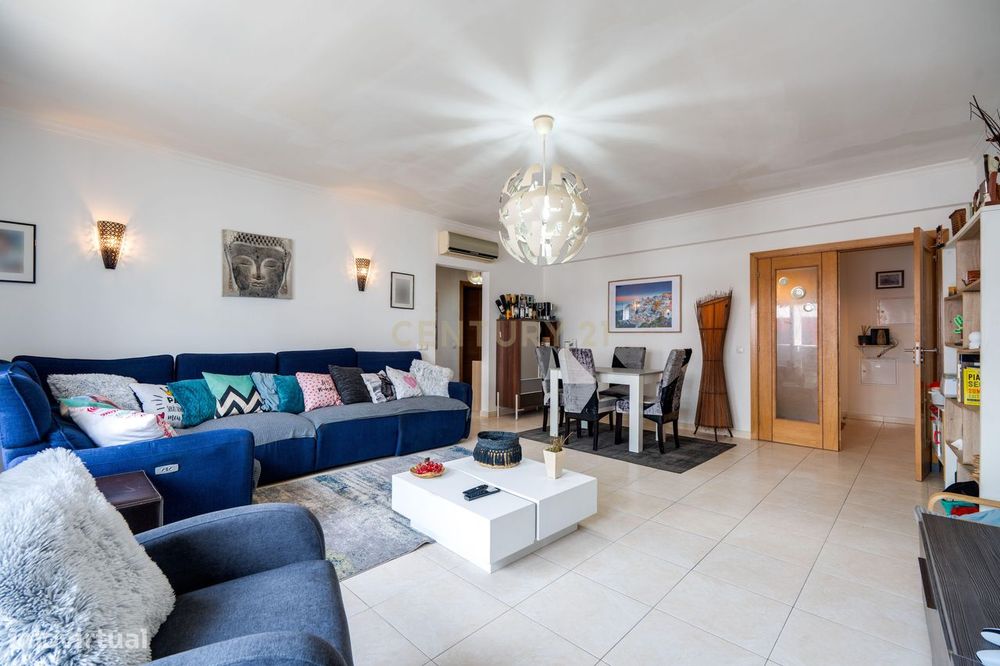 T2 com 99m², varanda generosa e 2 lugares de garagem em Silves