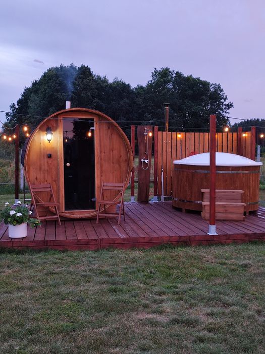 Domek , domki nad jeziorem Serbinówka.