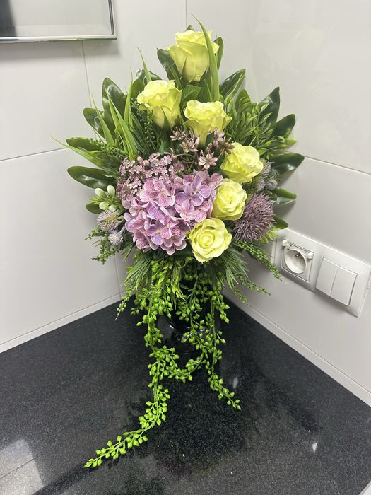 Kompozycja do wazonu na cmentarz pomnik kwiaty