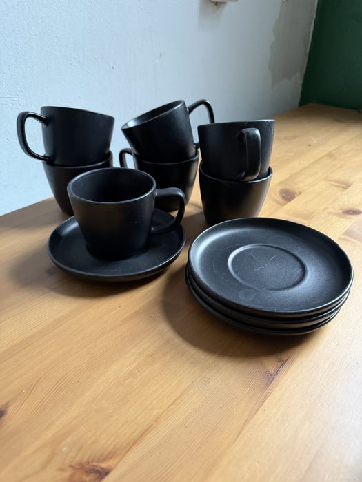 Kubki czarne z podstawkami Home&You 8 sztuk