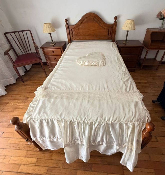 Conjunto de Mobilia para Quarto - Cama + Colchão + 2 Mesinhas Cab. + Cómoda