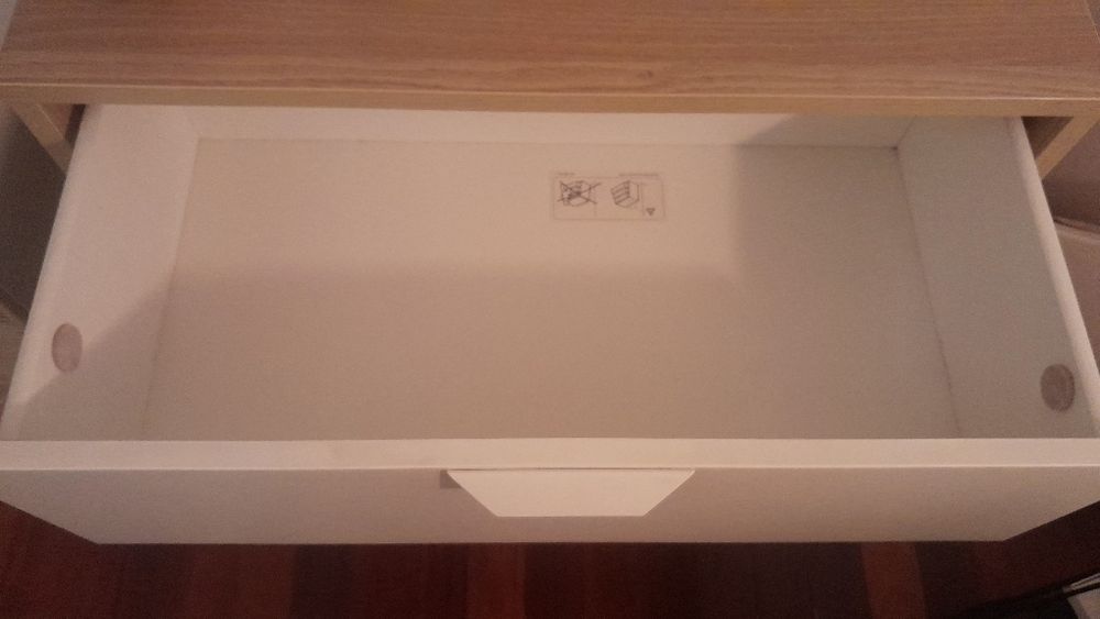 Cómoda branca e madeira