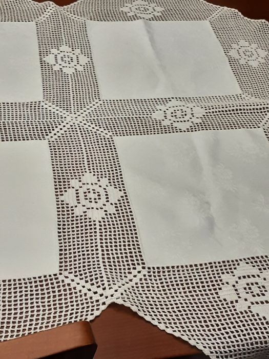 Grande pano de mesa com quadrados algodão  estampado  e croché