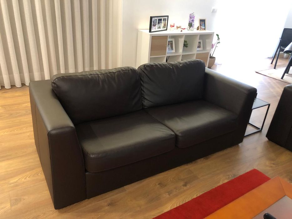 Sofás em pele sintética castanhos