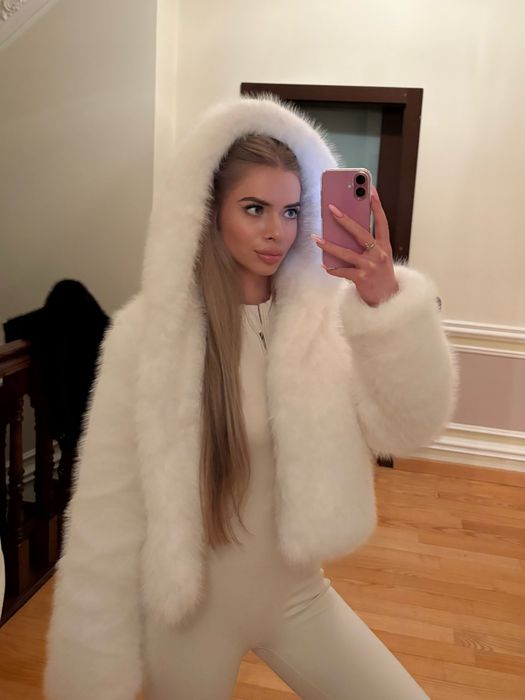Трендова біла шубка з капюшоном як Zara, стильна біла еко шубка