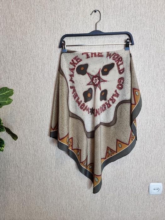 Хустка з натурального шовку з написом women make the world go arround