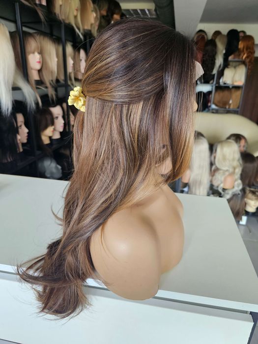 Peruka premium hair lace front Roberta czekoladowy brąz z karmelowymi refleksami naturalny efekt