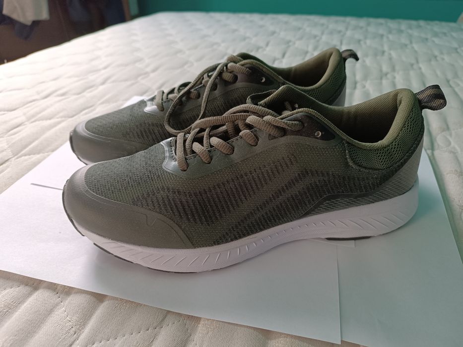 Buty sportowe zielone.