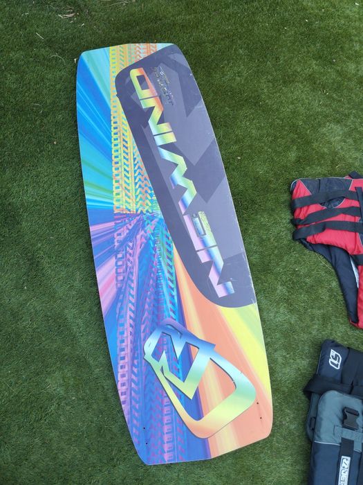Kitesurf Board Newind Custom 140x45 + Straps + Fins – Bom Esta