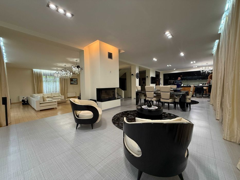 Містечко біля лісу, 45 соток, будинок 600 м2, Стоянка