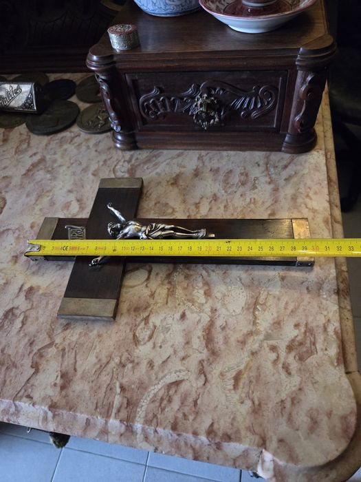 Crucifixo em prata e pau santo