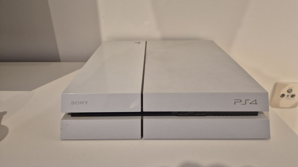 PS4 Branca 500 gb + Comando V2 + 3 Jogos