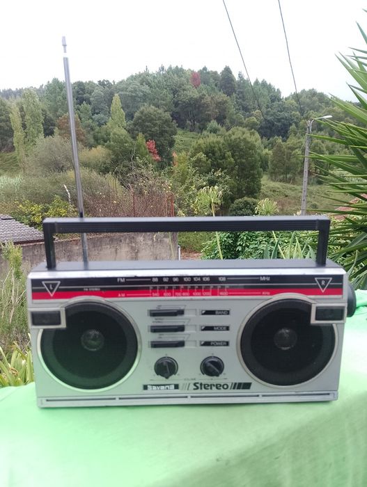 Radio portátil a pilhas e 220v