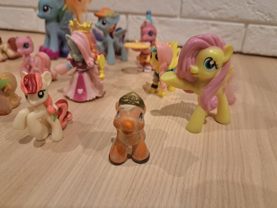 16 szt figurek kucyków.