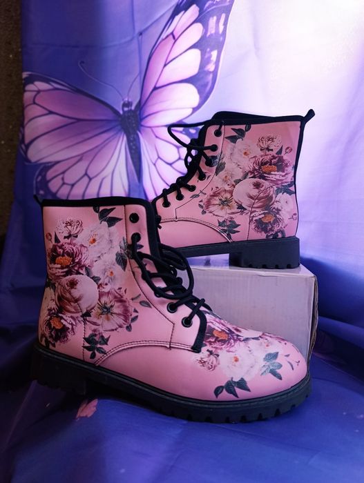 Жіночі черевики рожевого кольору з квітами