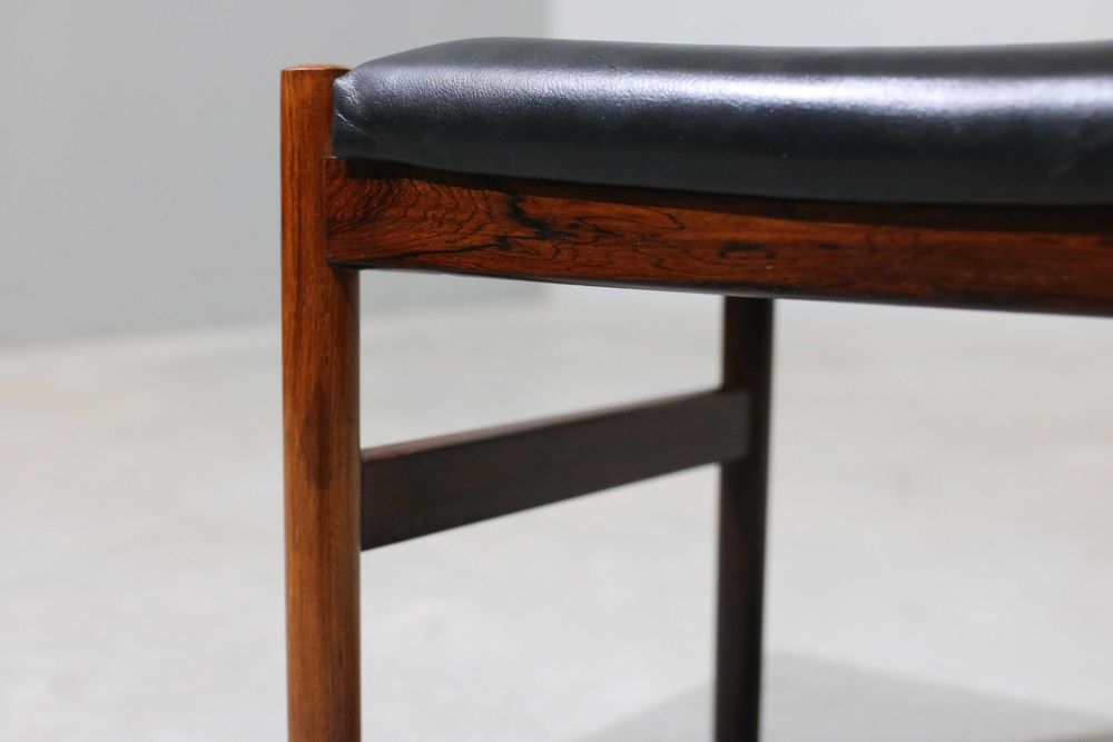 Pousa pés nórdico em pau santo e couro