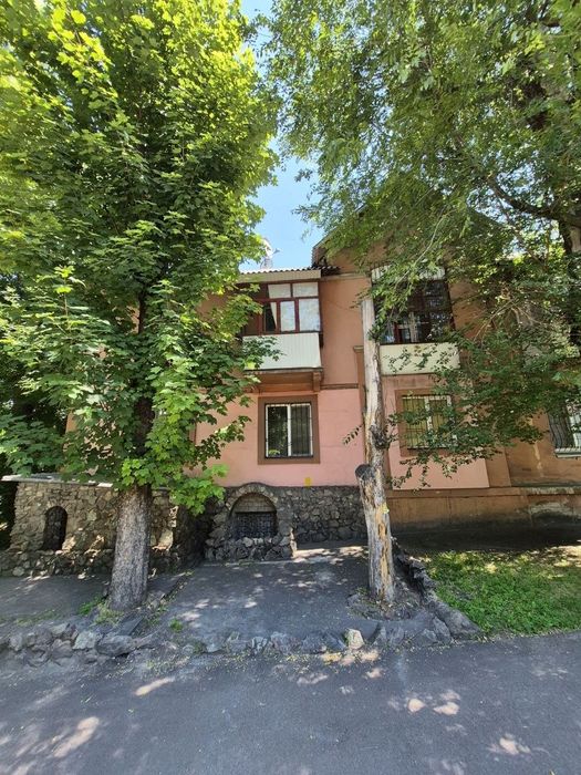 Продам 2-х сталинку с раздельными комнатами