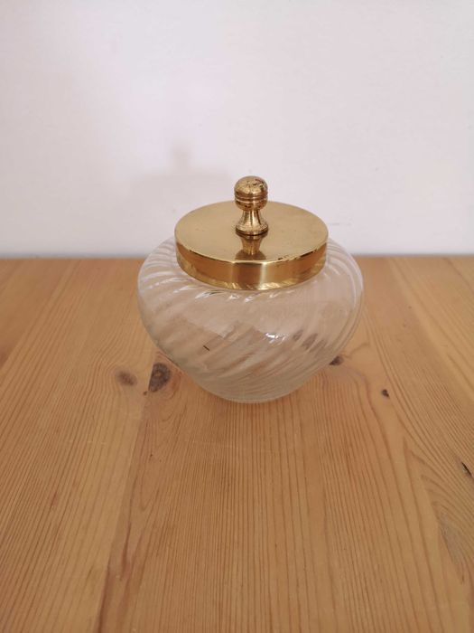 Candy box with golden lid423212239909693441