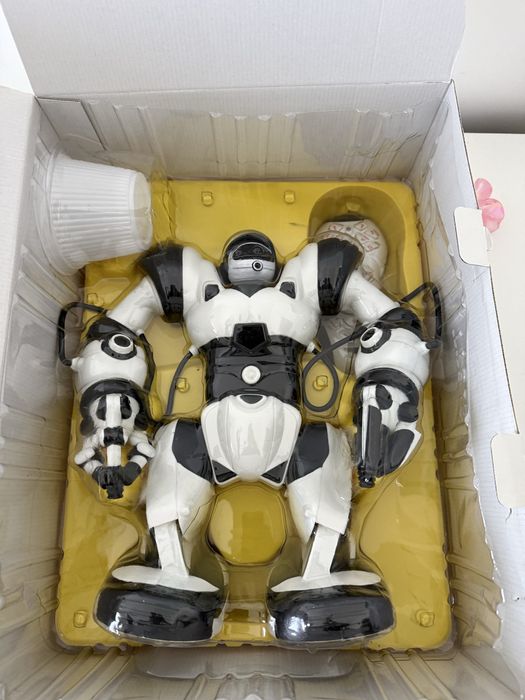 Robot zabawka  sterowany  pilotem