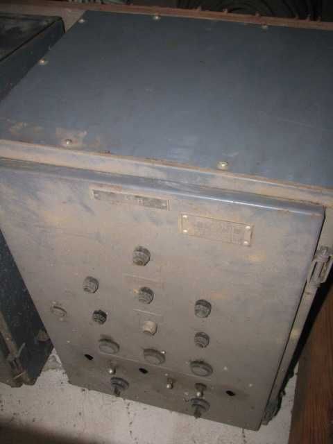 Ящик комутаційний електричний металевий з дверцятами, що закриваються.