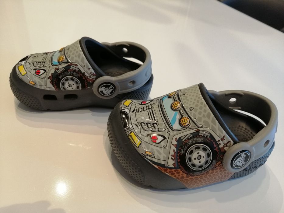 Sandálias Croscs com luzes